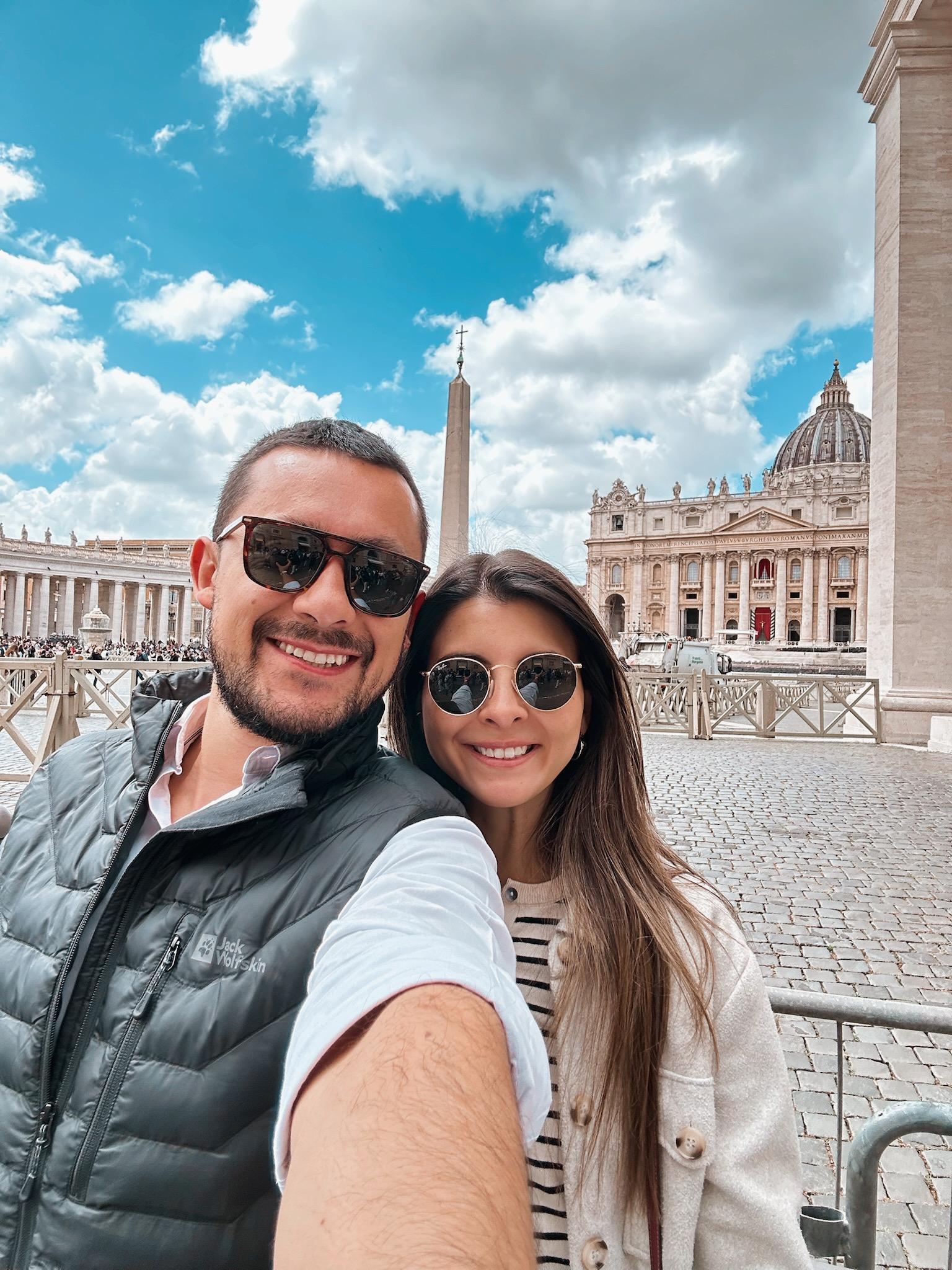 Lula & Oscar Cortés Ecuador Pareja sonriendo con gafas de sol, haciéndose un selfie.