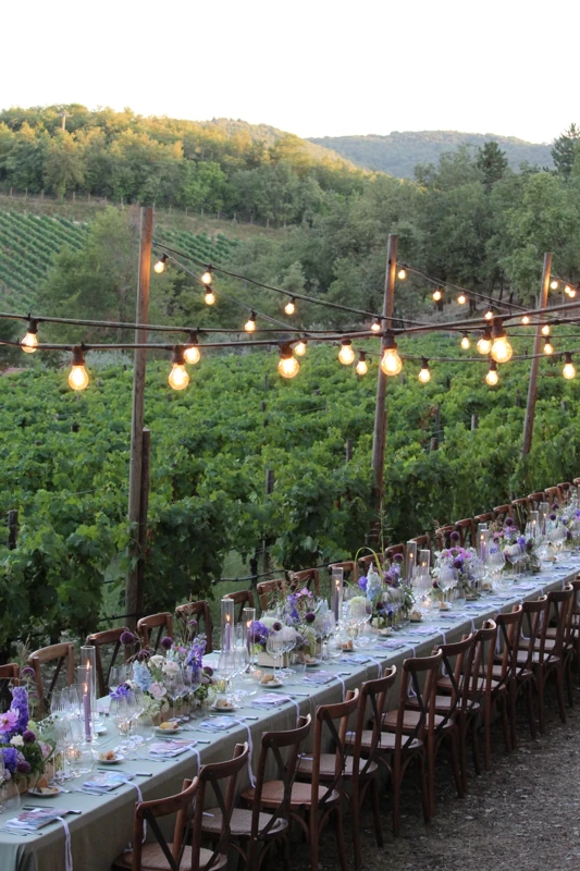 EVENTOS Especiales Terraza en la azotea con una pequeña mesa y dos sillas, adornada con rosas rojas.