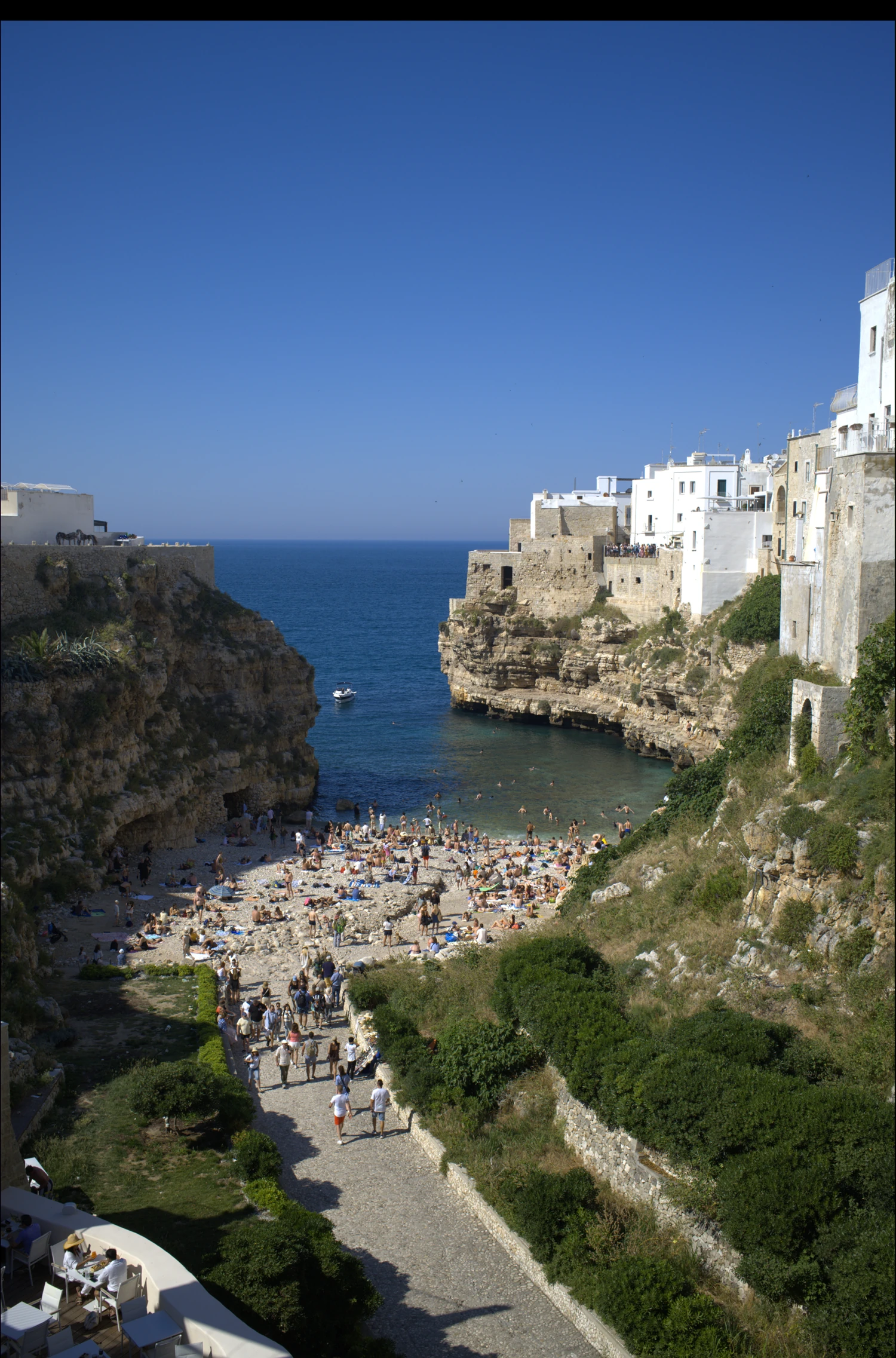 Playa de Lama Monachile entre acantilados y casas blancas en Polignano a Mare, Puglia