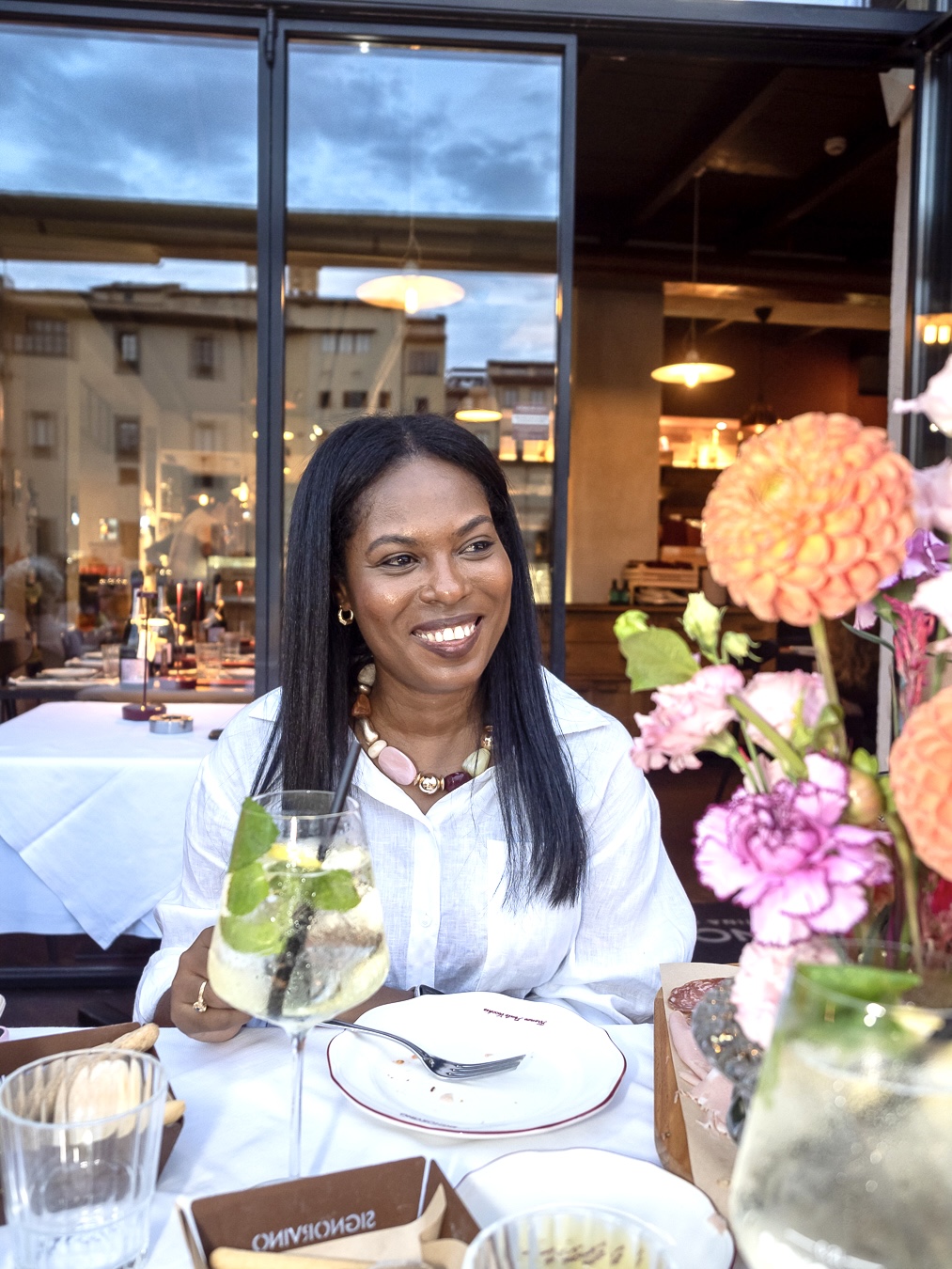 Yareli Parra, curadora de itinerarios y redactora de Italia Ritmo Slow, en un restaurante de Florencia