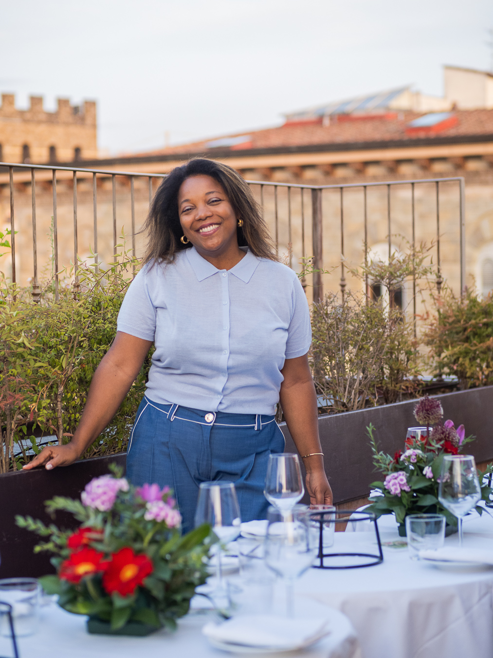 Layli Reyes, fundadora y travel designer de Italia Ritmo Slow, en una terraza de Florencia