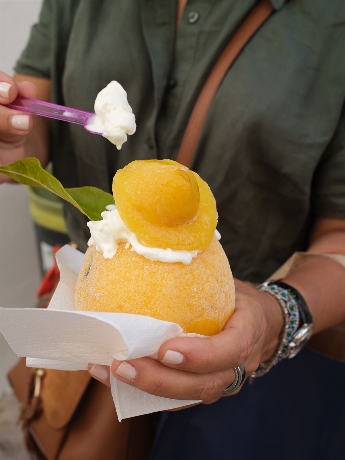 Helado servido dentro de un limón de Sorrento
