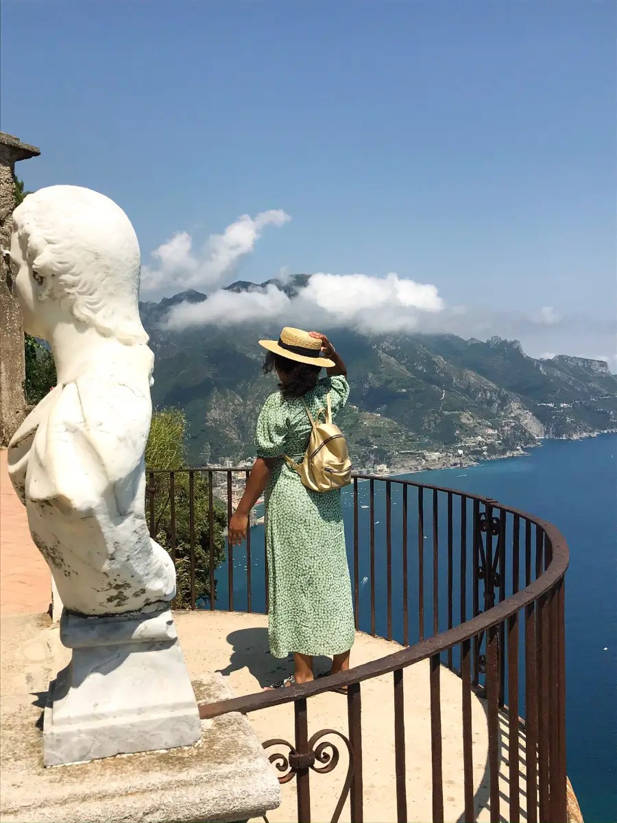 Viajera en la terraza de Ravello con vista a la Costa Amalfitana