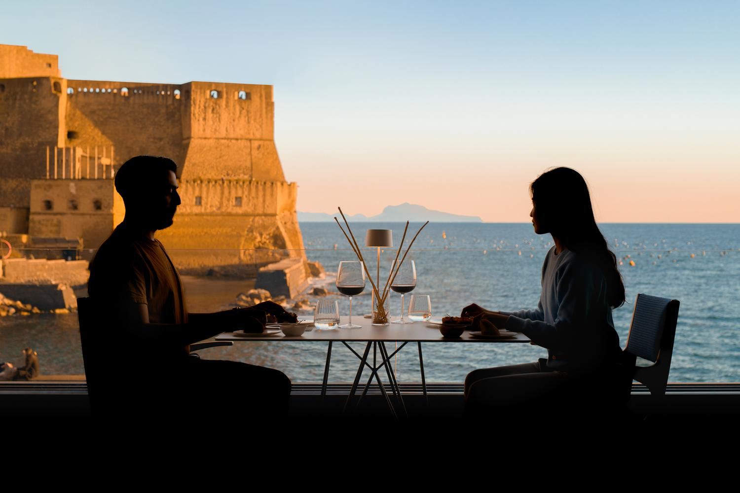 Cena al atardecer frente al Castel dell’Ovo en el Royal Continental de Nápoles