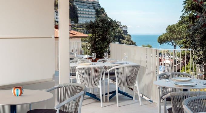 Terraza con vista al mar del Hotel Tirrenia en Sorrento