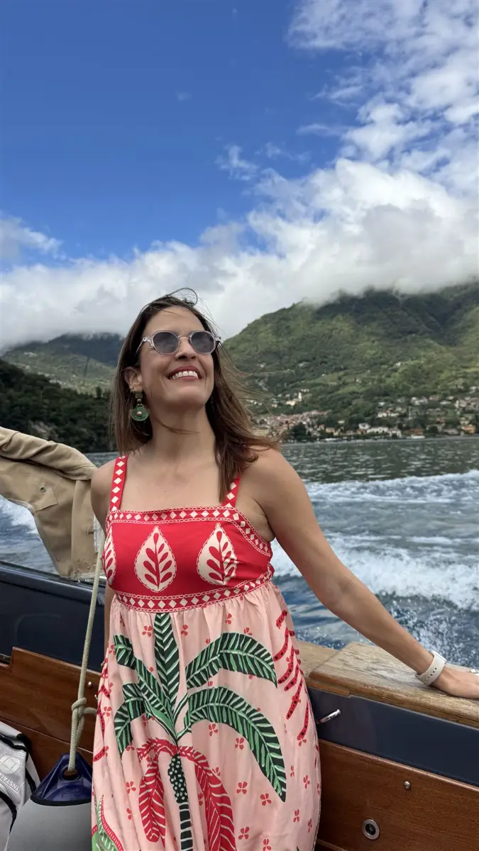 Viajera sonriendo en un barco sobre el Lago di Como