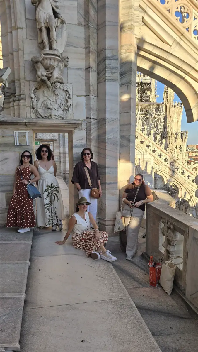 Viajeras posando en las terrazas del Duomo de Milán