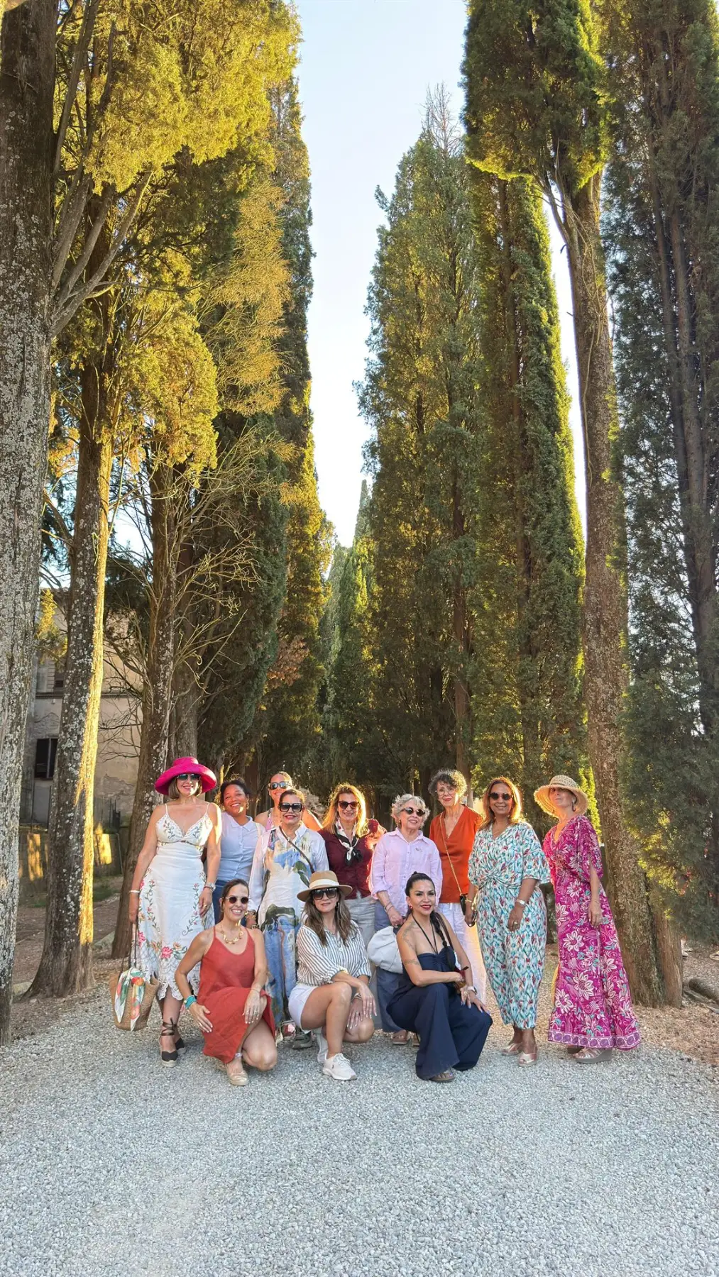 Grupo de viajeras entre cipreses en la Toscana