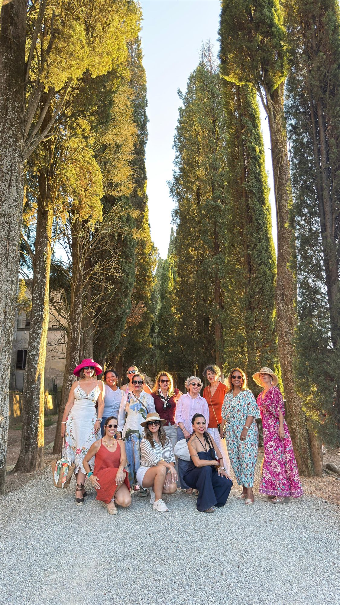 Grupo de viajeras entre cipreses en la Toscana