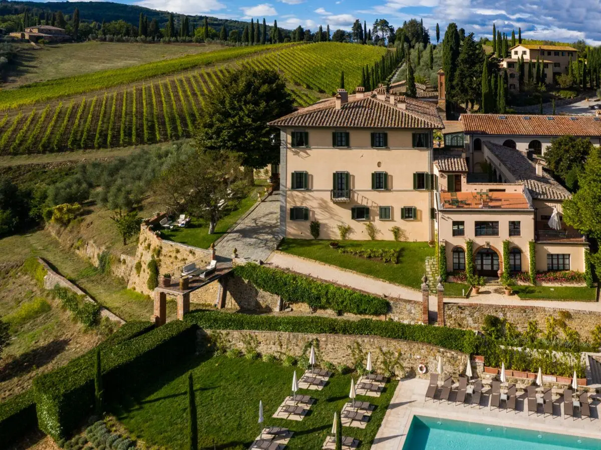 Vista aérea de Dievole Wine Resort entre viñedos de la Toscana
