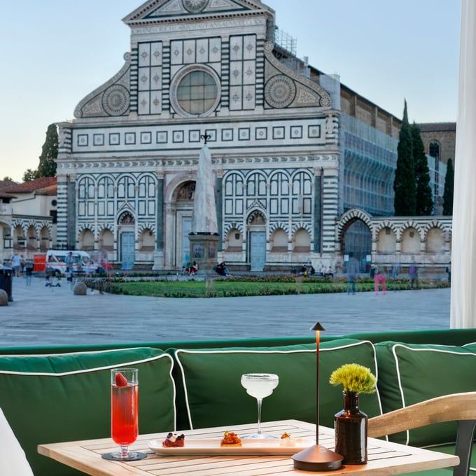 Aperitivo en la terraza del Hotel Santa Maria Novella frente a la basílica, Florencia