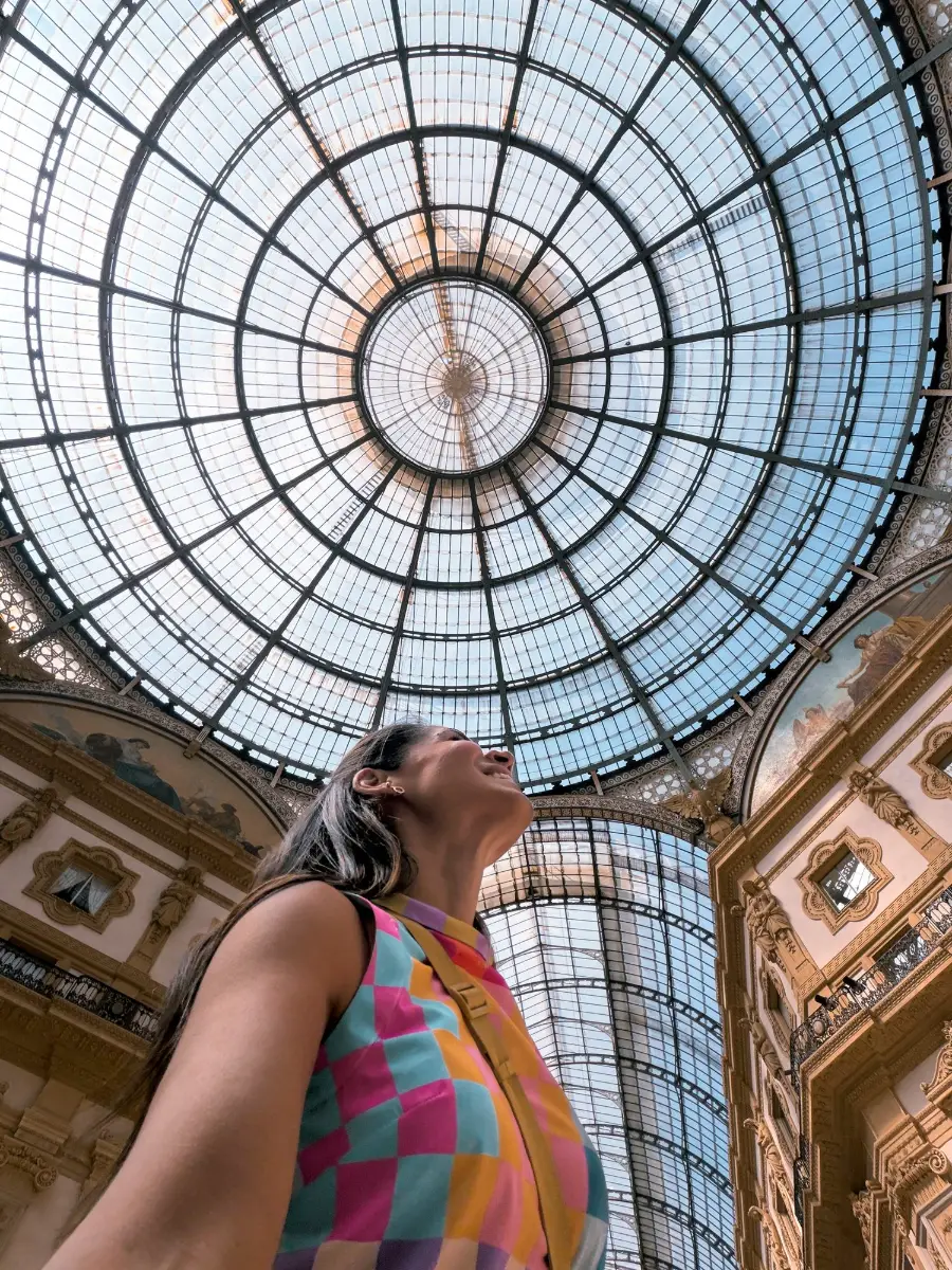 Viajera bajo la cúpula de la Galleria Vittorio Emanuele II de Milán