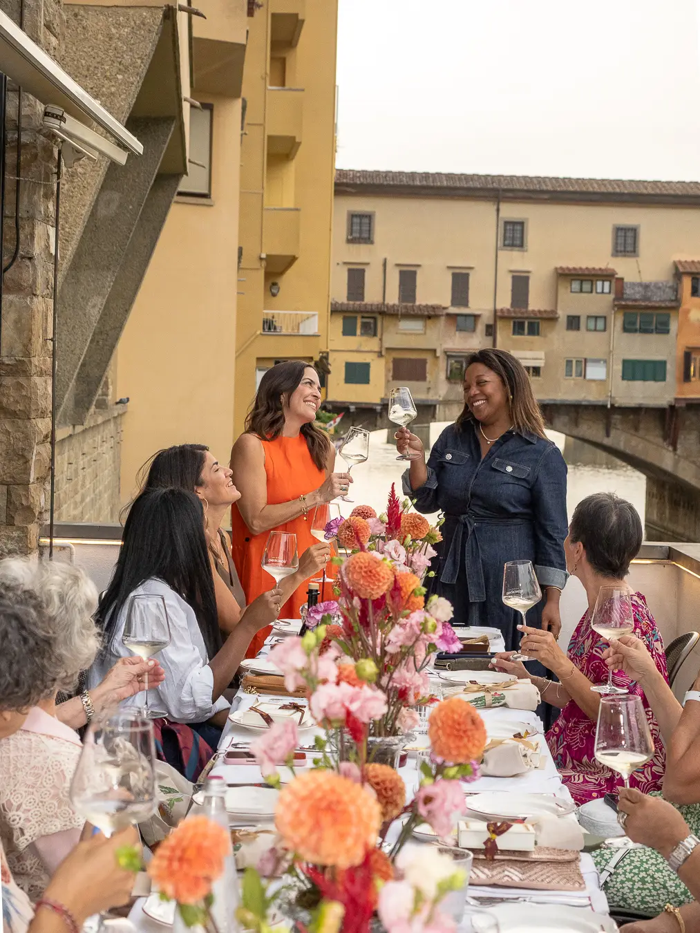Brindis en una terraza junto al Ponte Vecchio de Florencia
