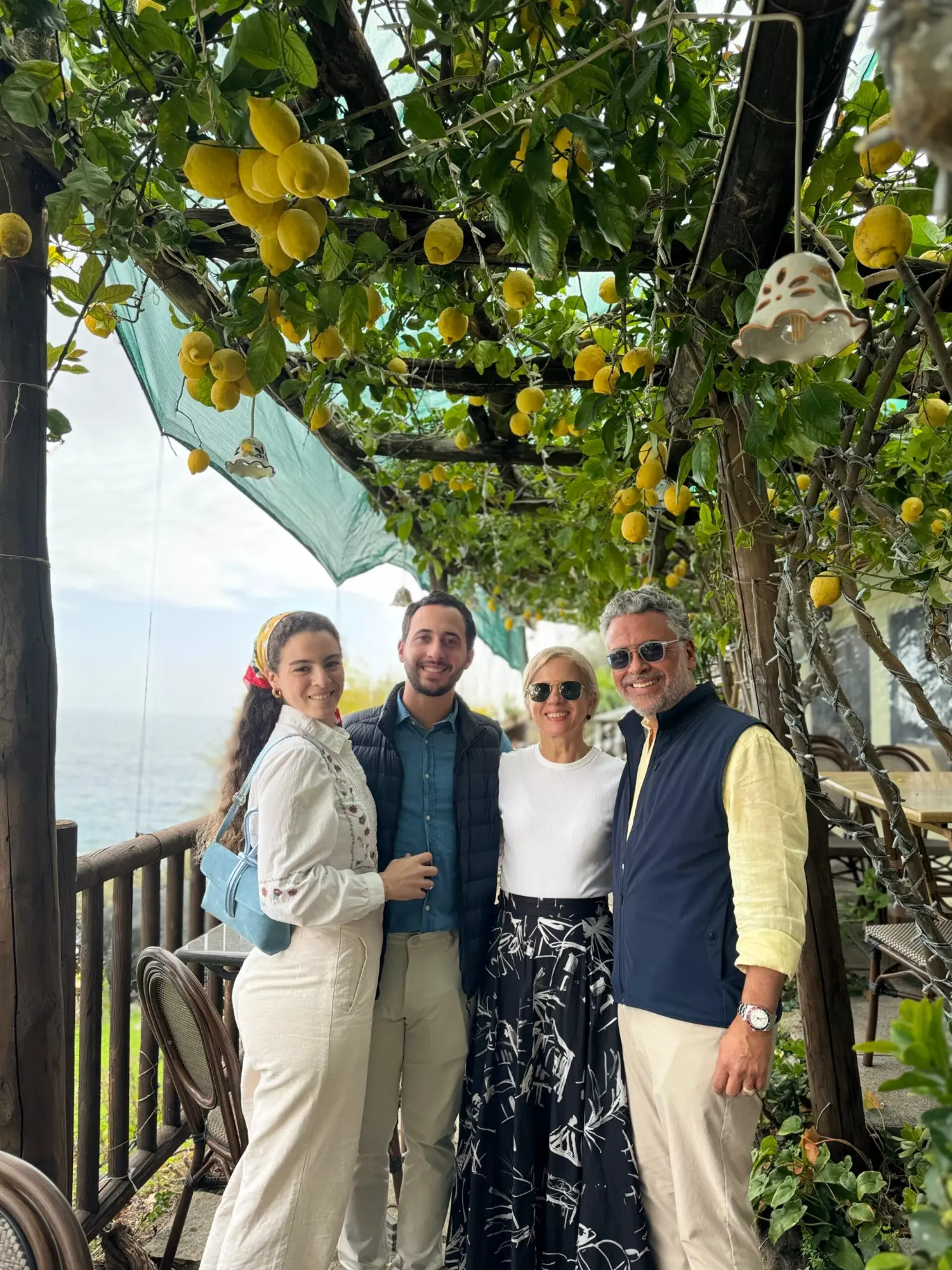 Grupo de viajeras bajo una pérgola de limones